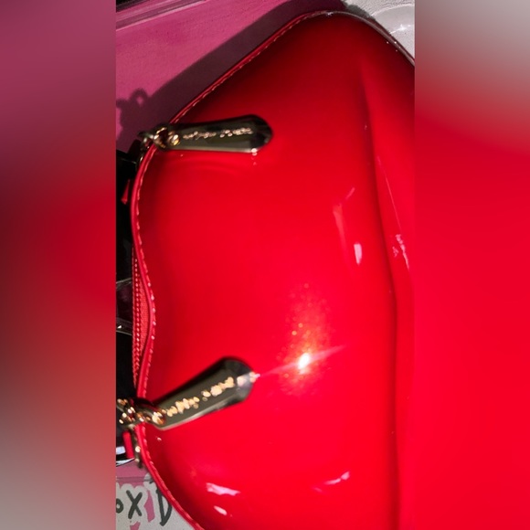 Betsey Johnson Fashion Eyewear/ Sunglasses with Red Lip Purse Gift Set,
NIB - Picture 9 of 11